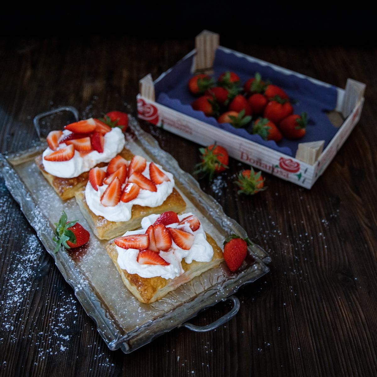 Rezeptbild: Blätterteigkissen mit Erdbeeren und Sahne