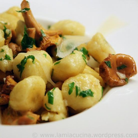 Rezeptbild: Parmesangnocchi mit Eierschwämmen