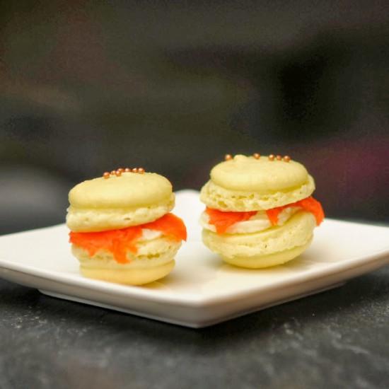 Rezeptbild: Macarons mit Lachs-Frischkäse-Meerrettich-Schaum