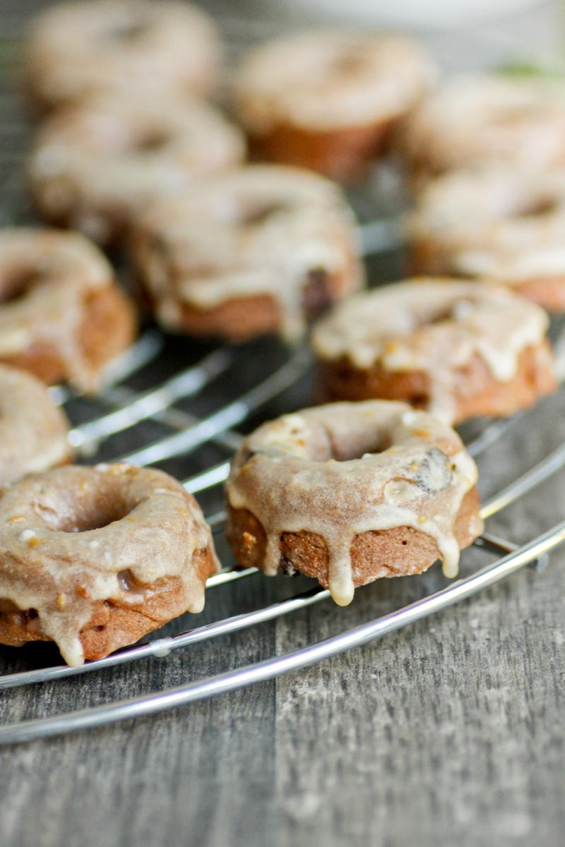 Rezeptbild: Mini-Donuts mit Schoko-Karamell aus dem Ofen