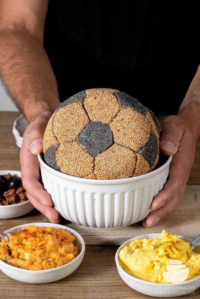 Rezeptbild: Einfaches Brot als Fußball Snack (Fußballbrot)