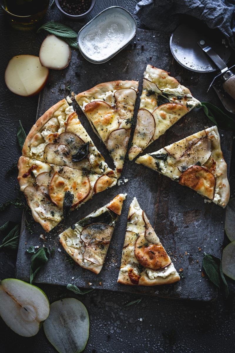 Rezeptbild: Winter Pizza mit Scamorza und Birnen