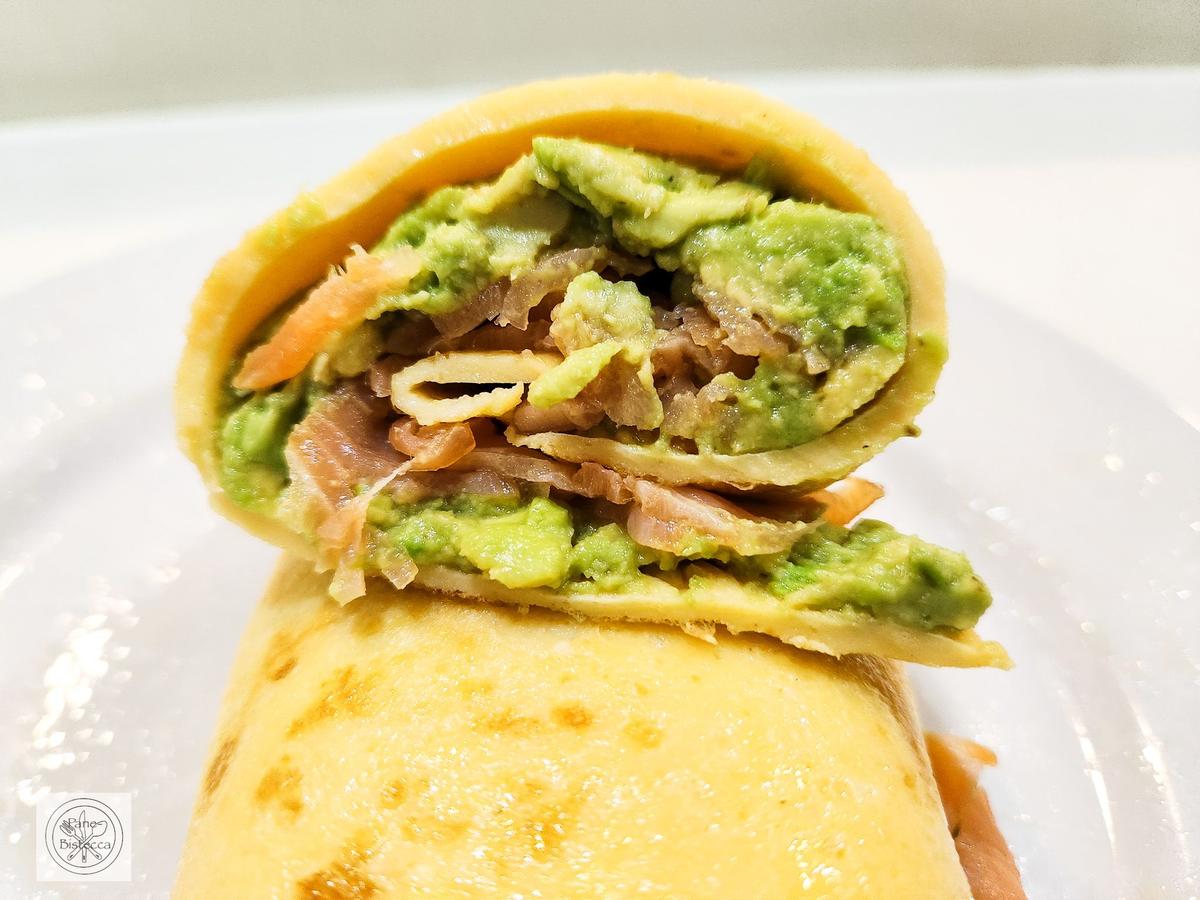 Rezeptbild: Omelette mit Avocado und geräuchertem Lachs zum Frühstück