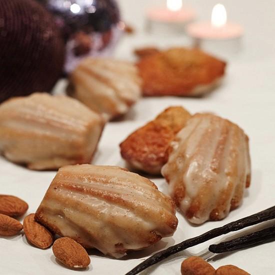 Rezeptbild: Madeleines mit Mandelkrokant und Glasur