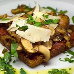 Rezeptbild: Panino con pomodori secchi e funghi - Brot mit würzigem Tomatenaufstrich und Pilzragout
