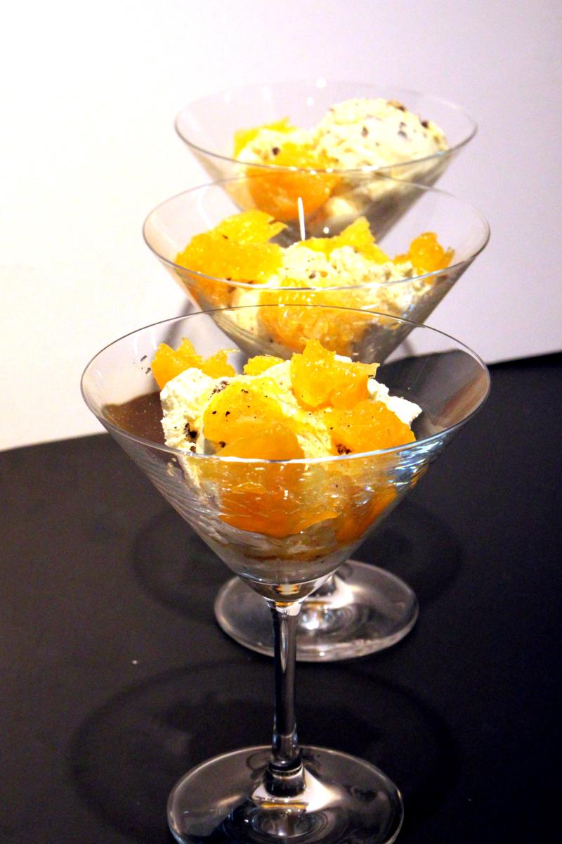 Rezeptbild: Vanille Glace mit Orangen-Schokoladesplitter und Salted Caramel Timutpfeffer