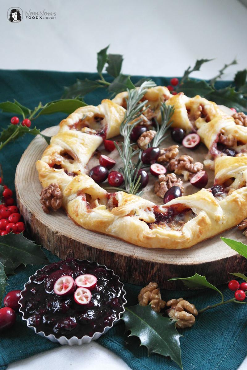 Rezeptbild: Festlicher Camembert-Blätterteig-Kranz mit Cranberry-Balsamico-Soße und knackigen Walnüssen