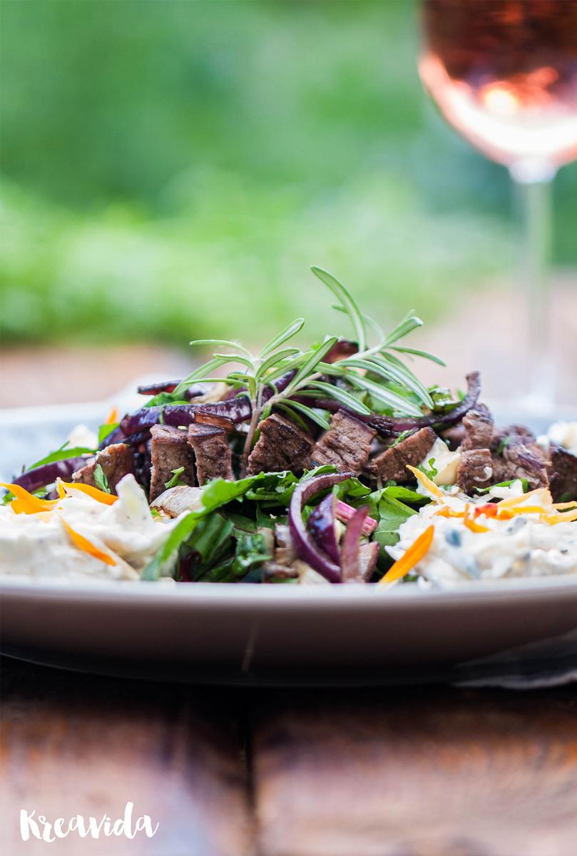 Rezeptbild: Steak an mangoldsalat mit Möhrenquark