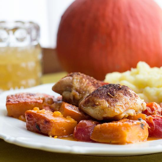 Rezeptbild: Überbackenes Hähnchen mit Kürbis & Tomate