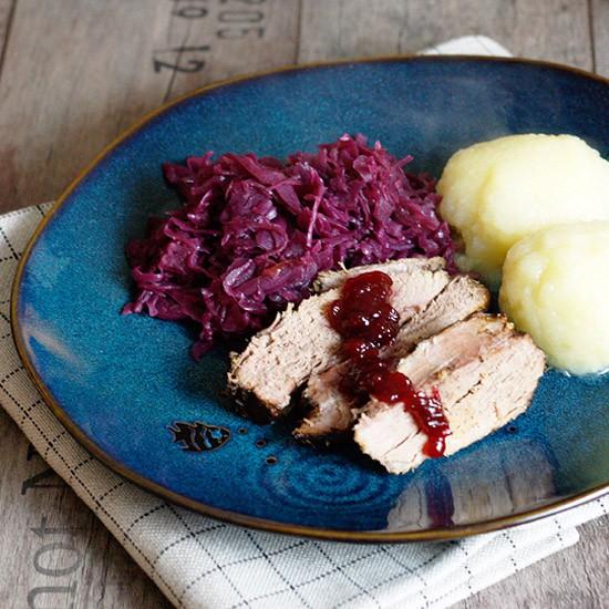 Rezeptbild: Wildschweinkeule mit Rotkohl und Klößen