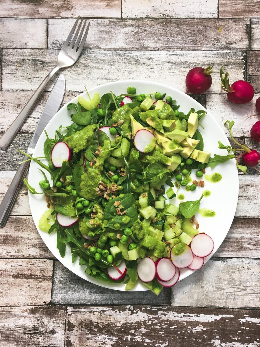Rezeptbild: Grüner Salat mit Dinkel und Basilikumdressing