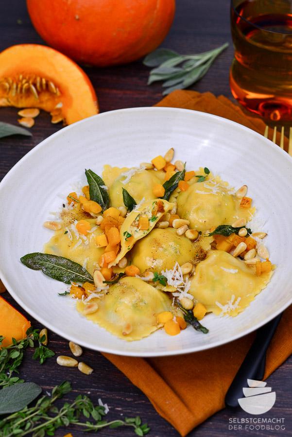 Rezeptbild: Vegetarische Ravioli mit Kürbis und Kräutern