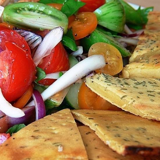 Rezeptbild: Socca mit buntem Tomatensalat