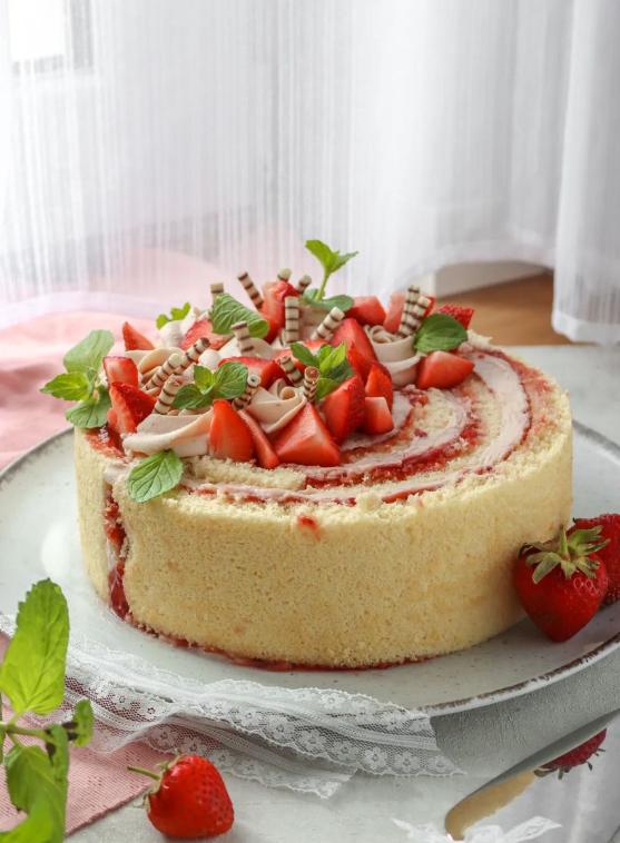 Rezeptbild: Erdbeer-Wickeltorte mit Erdbeer-Eierlikörcreme