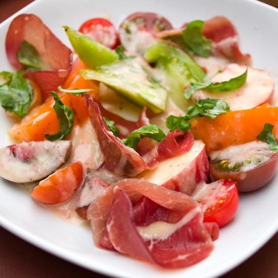 Rezeptbild: Tomaten-Pfirsich-Salat mit Bresaola