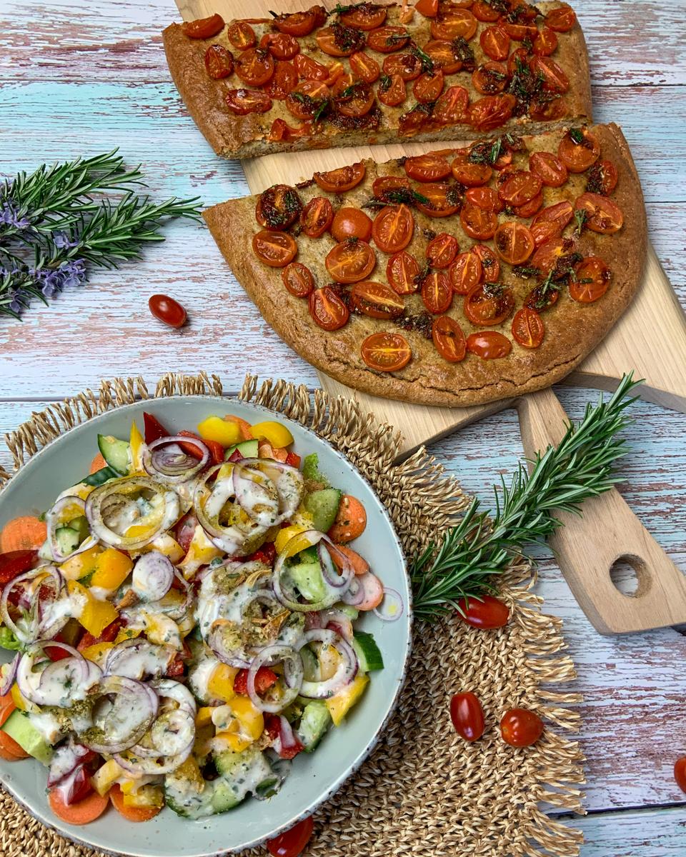 Rezeptbild: Focaccia Brot low carb mit Tomaten, Rosmarin & buntem Salat