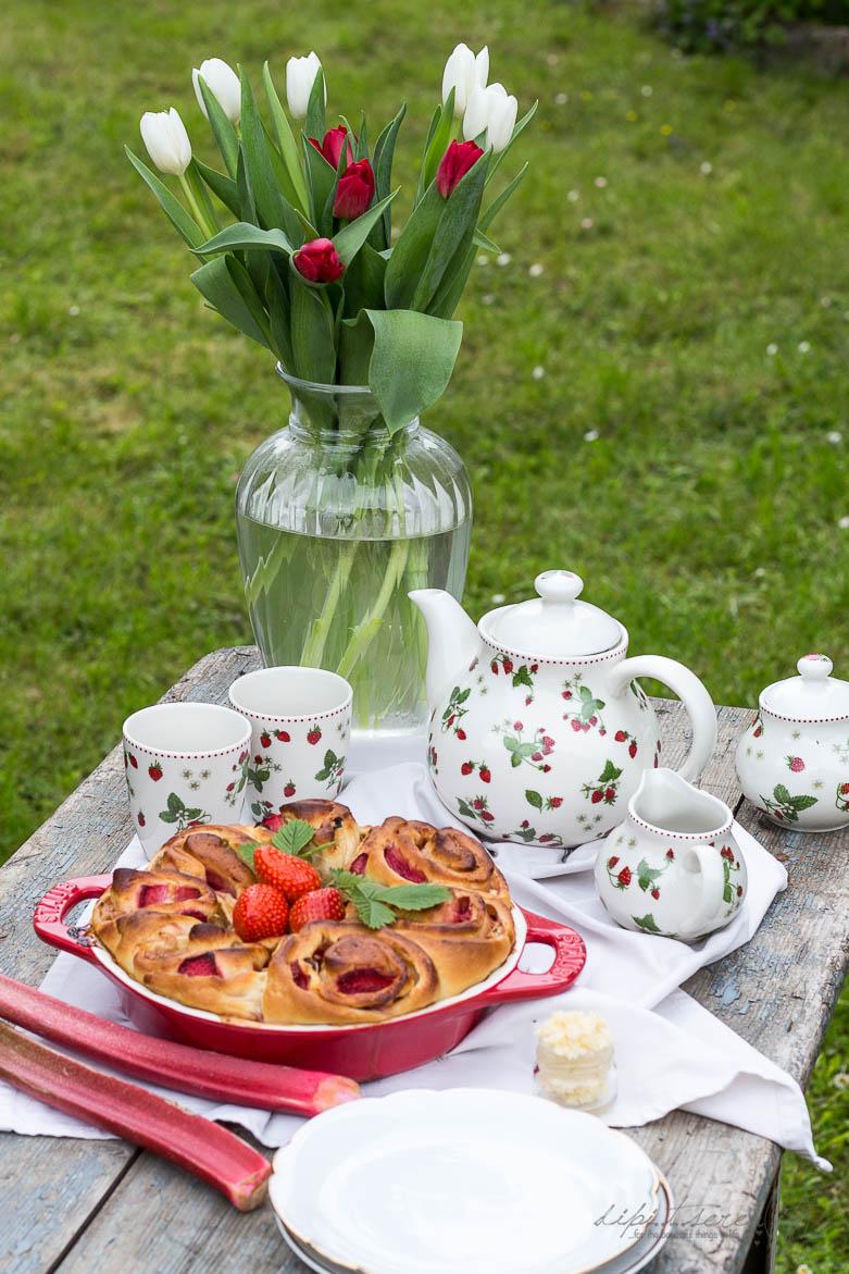 Rezeptbild: Erdbeer Rhabarber Sweet Rolls mit Vanille Buttercreme