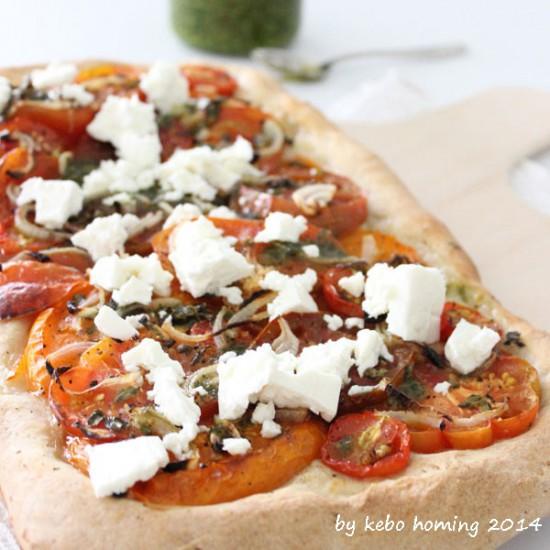 Rezeptbild: Tomatenpizza mit Feta und Pesto...