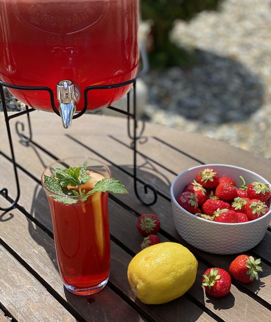 Rezeptbild: Hausgemachte Limonade mit Minze und Beeren (ohne Zucker)