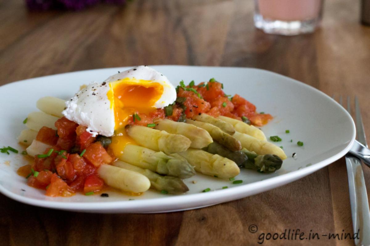 Rezeptbild: Spargel mit  Tomatensalsa und pochiertem Ei