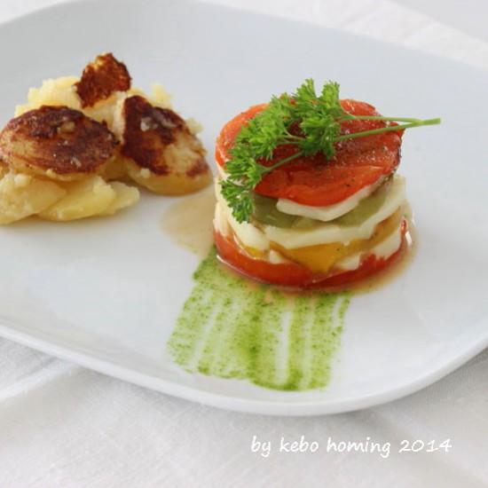 Rezeptbild: Lauwarme Paprika-Schafskäsetörtchen auf Petersilienölspiegel mit Röstkartoffeln...