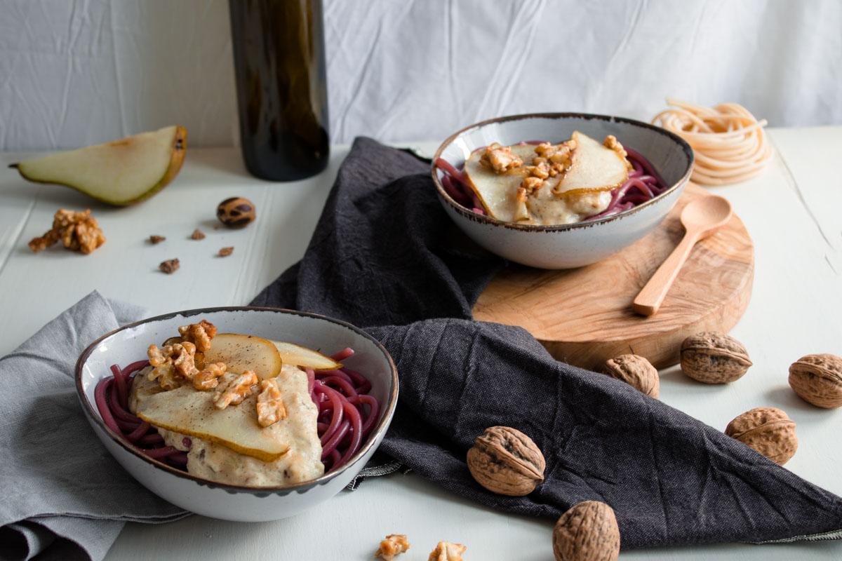 Rezeptbild: Rotwein-Pasta mit Sellerie-Béchamel, Birne und karamellisierten Walnüssen