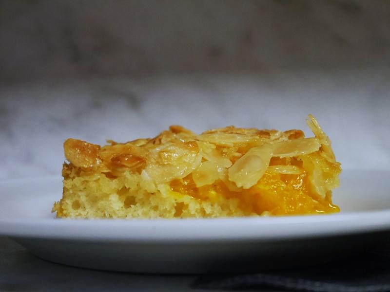 Rezeptbild: Saftiger Mandarinen-Blechkuchen mit Mandeln