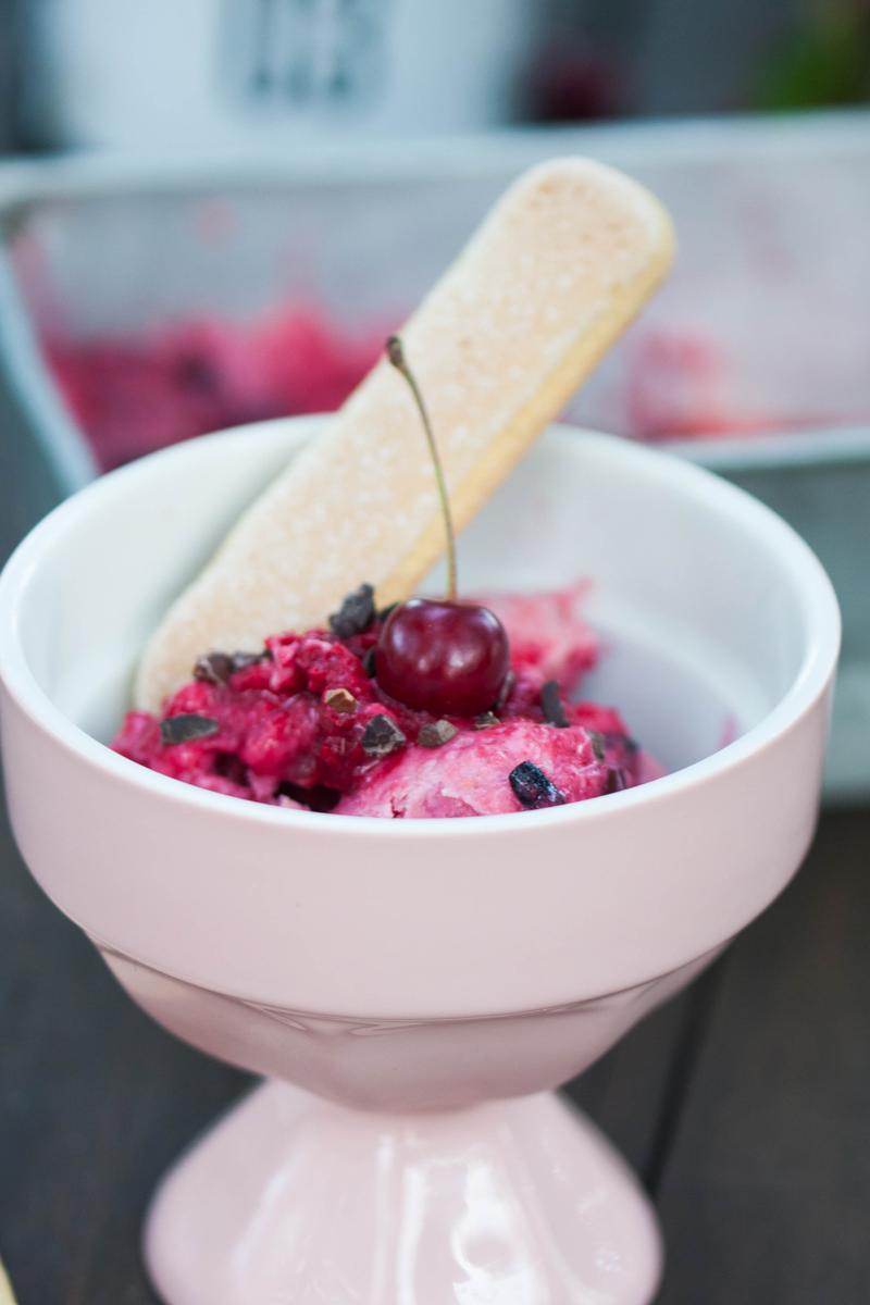 Rezeptbild: Sauerkirsch-Eis mit Joghurt und Kakao Nibs