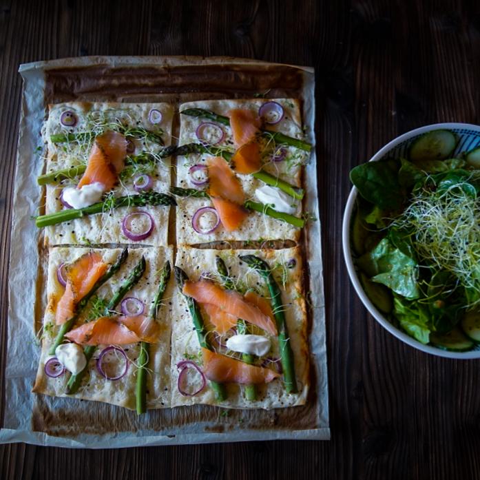 Rezeptbild: FLAMMKUCHEN MIT SPARGELN UND RAUCHLACHS