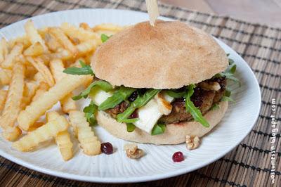 Rezeptbild: Walnuss-Burger mit Camembert, Rucola und Preiselbeeren