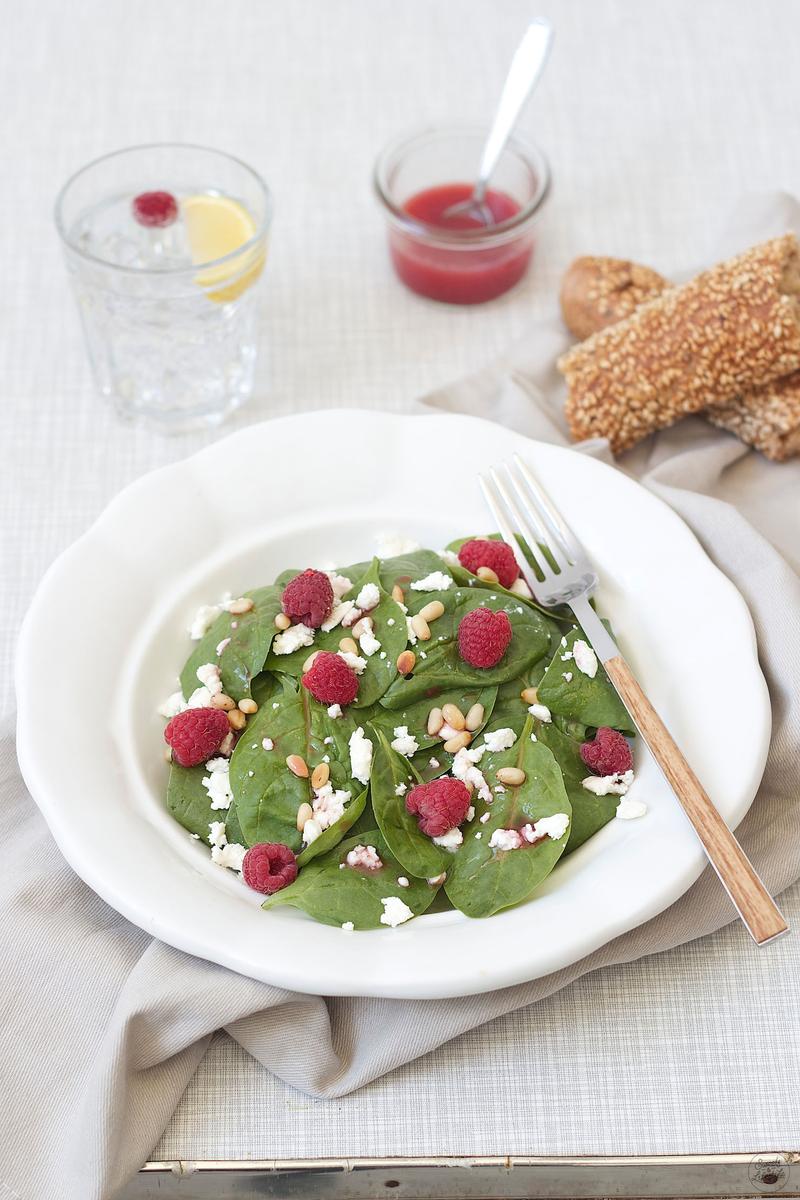 Rezeptbild: Spinatsalat mit Himbeeren, Feta und Pinienkernen