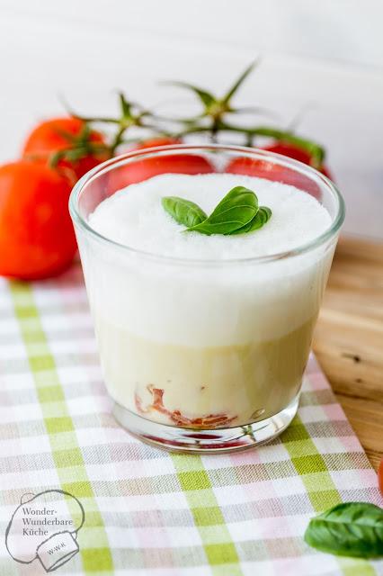 Rezeptbild: Spargelcremesuppe mit Tomaten und Basilikumschaum