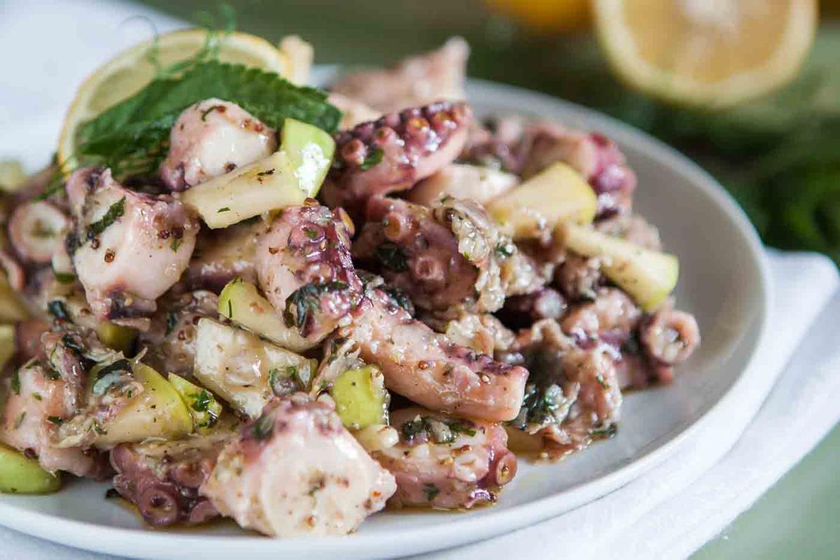 Rezeptbild: Oktopus-Salat mit Salami und Apfel