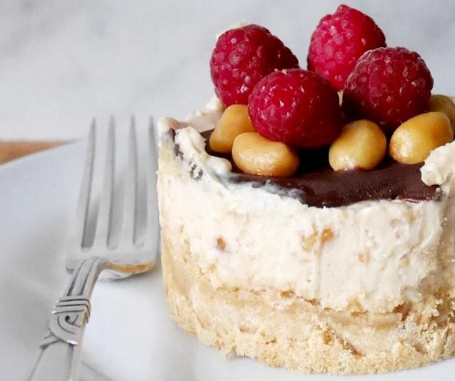 Rezeptbild: Erdnuss-Cheesecake-Törtchen mit Himbeeren
