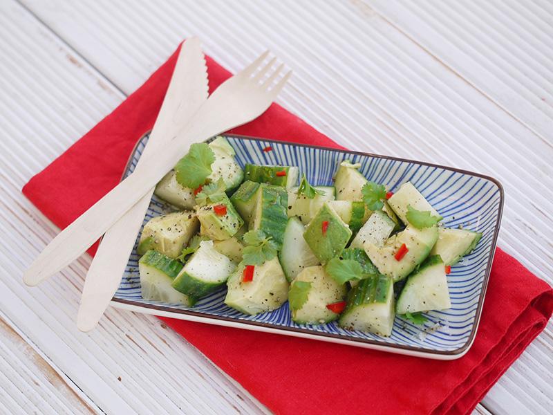 Rezeptbild: Avocado-Gurken-Salat mit Chili-Kick