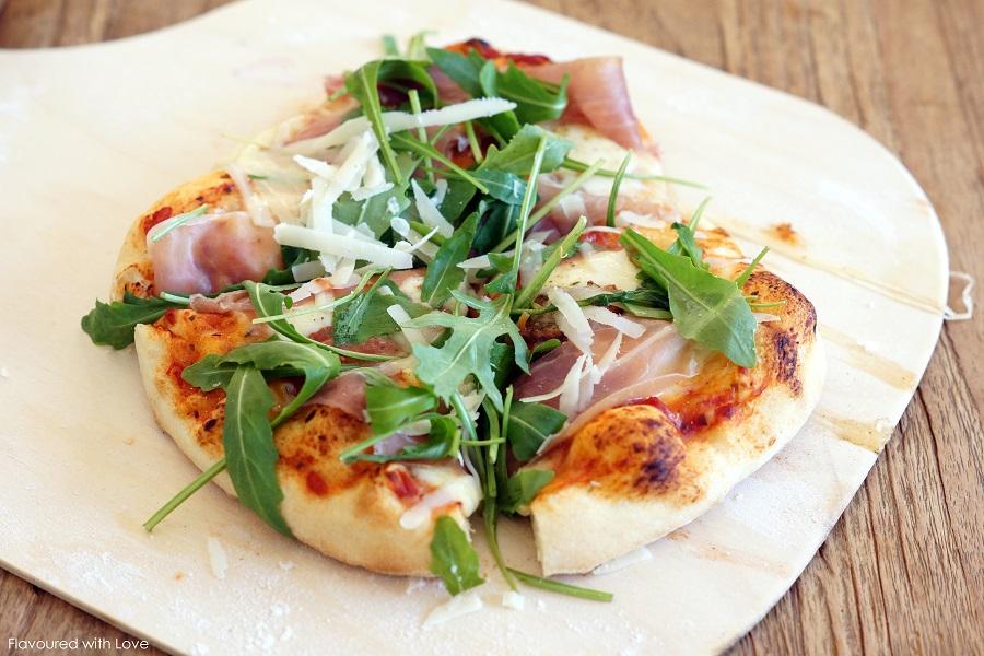 Rezeptbild: Pizza mit Rucola, Parmaschinken und Parmesan