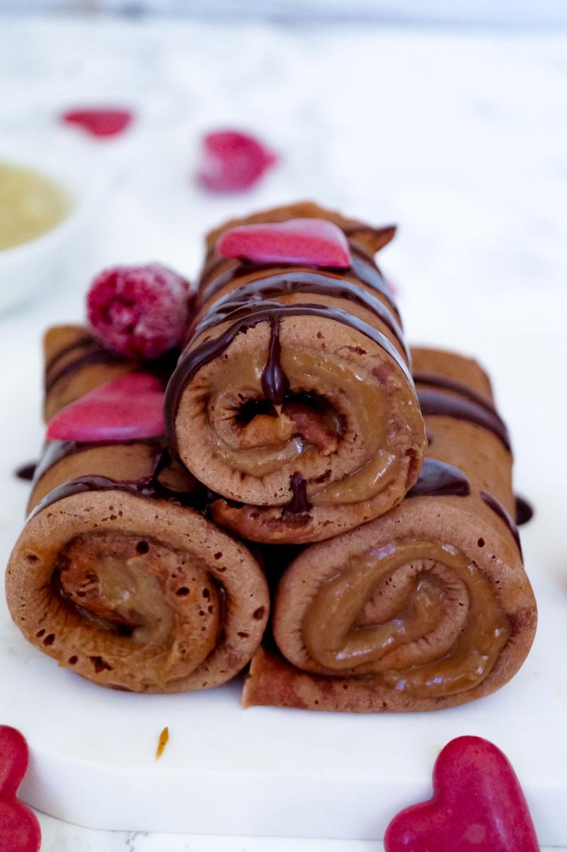 Rezeptbild: Schokoladen Crêpes Roll-ups mit Schokoladencreme, Haselnuss-Avocado-Creme und Birnenkompott