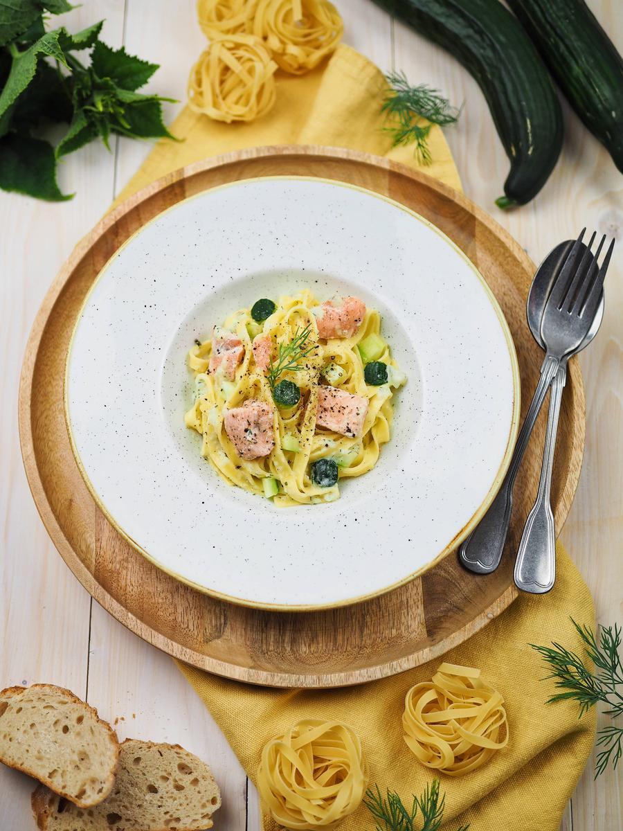 Rezeptbild: Sommerliche Tagliatelle mit Lachs und cremiger Gurkensauce [schnelles Pastagericht]