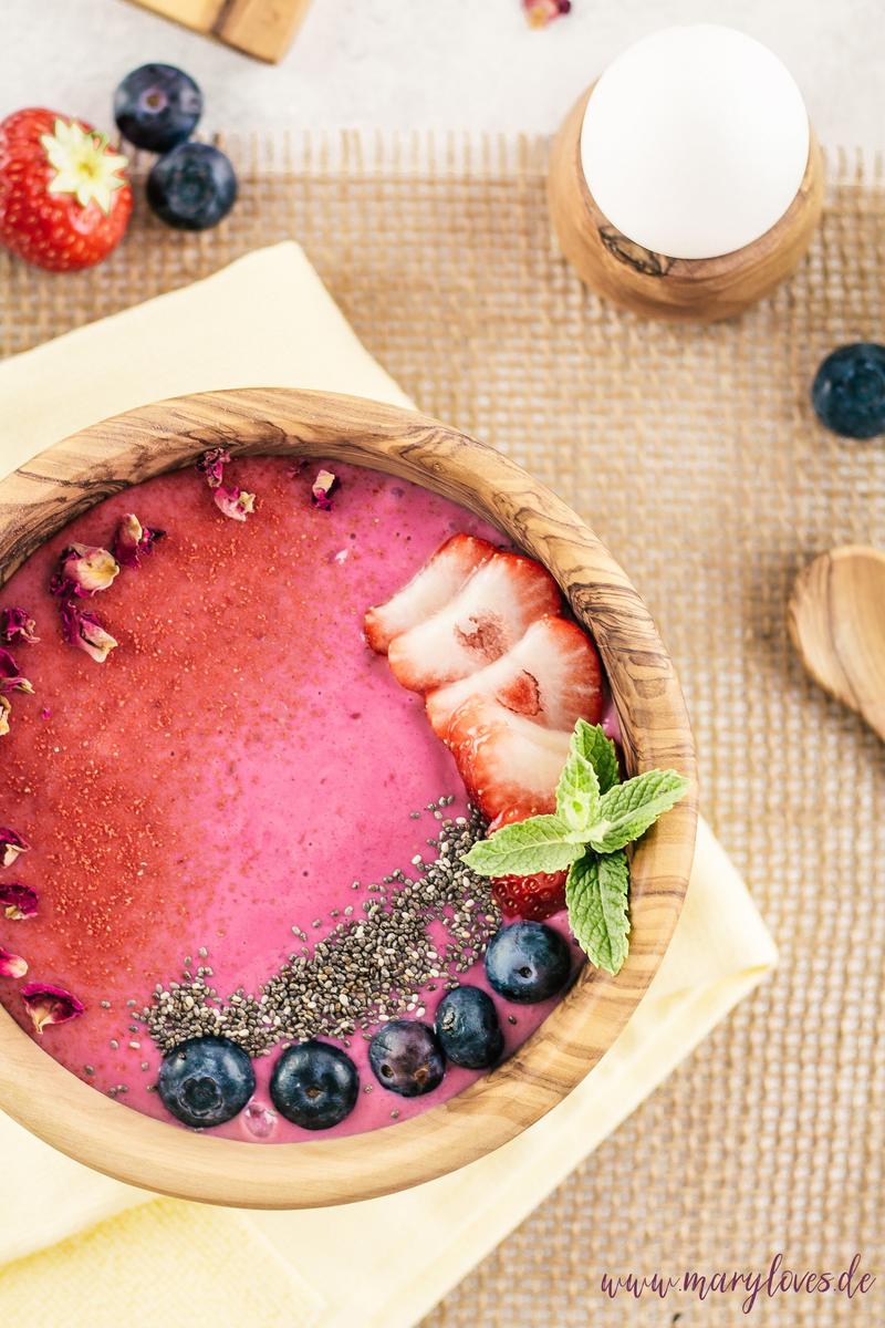 Rezeptbild: Beeren Smoothie Bowl mit Rosenblütenblättern