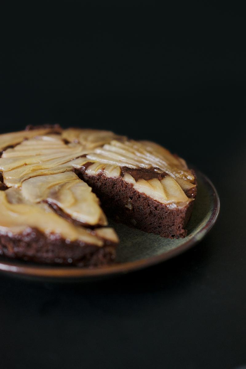 Rezeptbild: Veganer Upside-Down Schokoladenkuchen mit karamellisierten Birnen
