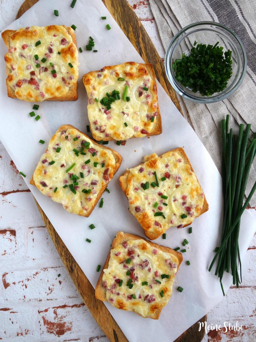 Rezeptbild: Flammkuchen Toast mit Speck und Zwiebeln