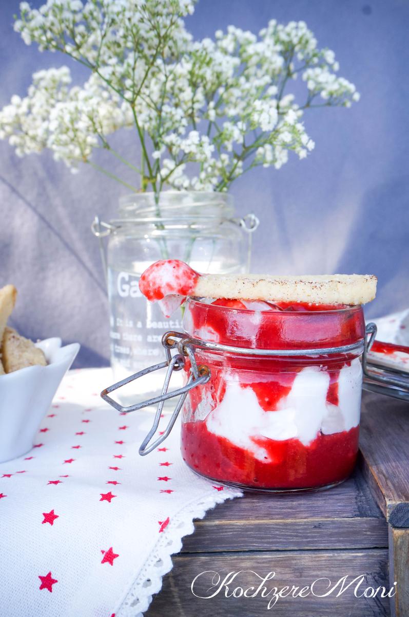 Rezeptbild: Teigfritten mit Erdbeeren und Rosen Marshmallow Dip