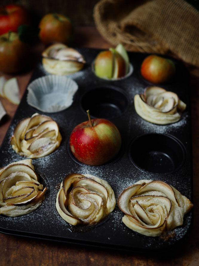 Rezeptbild: Saftige Apfelrosen Muffins mit Blätterteig