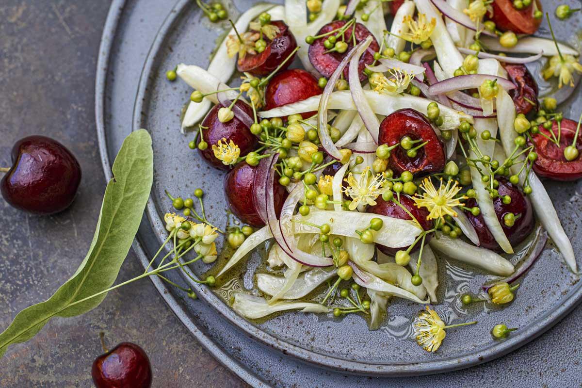 Rezeptbild: Fenchelsalat mit Kirschen und Lindenblüten