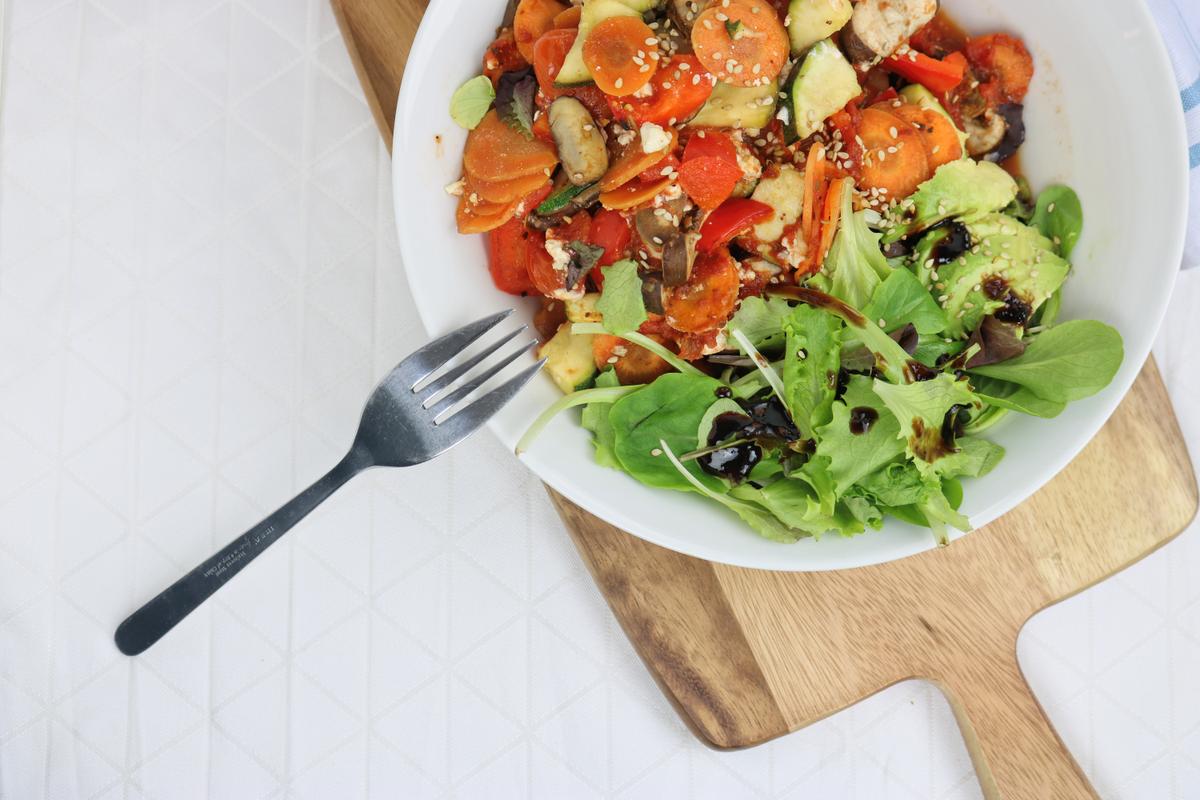 Rezeptbild: Mediterraner Gemüseauflauf mit Parmesan und Avocadosalat