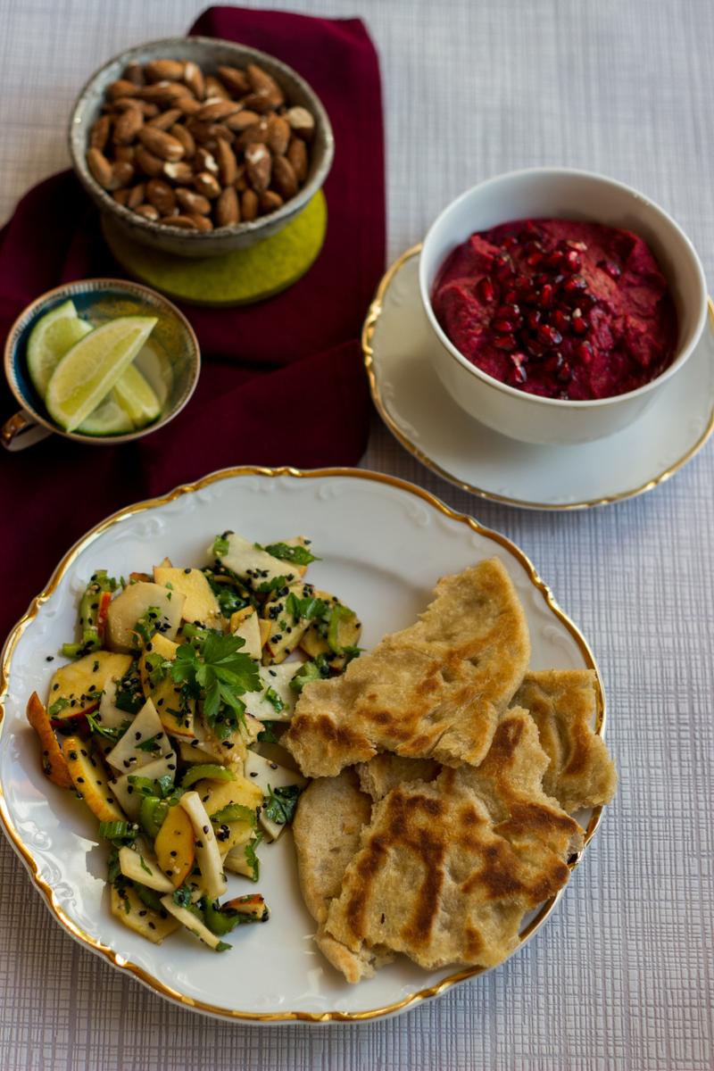 Rezeptbild: Asiatischer Rettichsalat mit Roggenfladen und Rote-Bete-Granatapfel-Dip