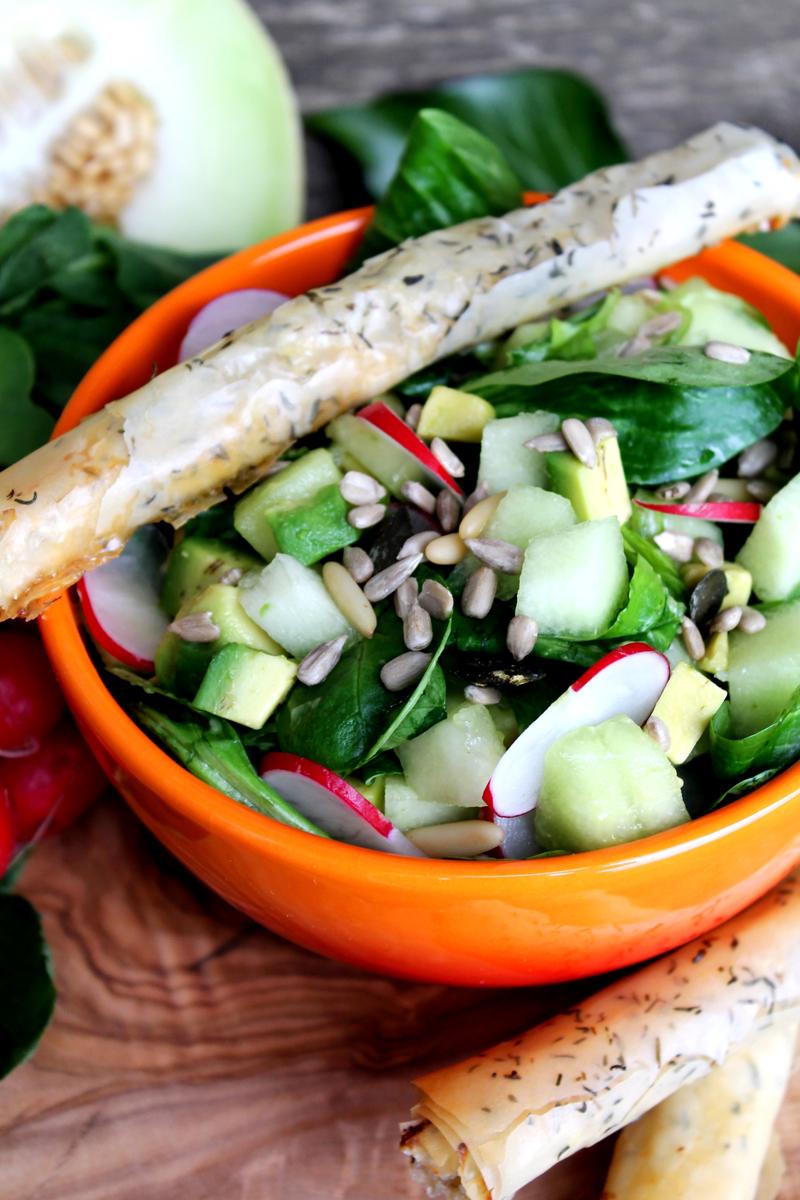 Rezeptbild: Feldsalat mit Radieschen, Galiamelone und Avocado + Ziegenkäsezigarren