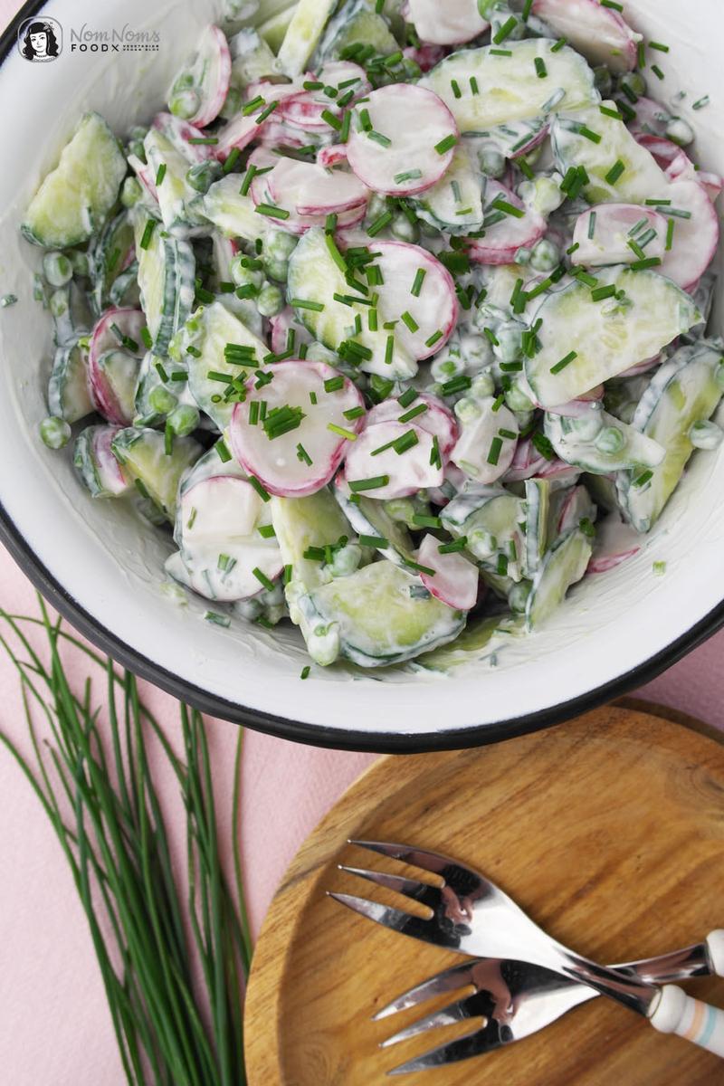 Rezeptbild: Radieschen-Gurken-Erbsen-Salat mit cremig-frischem Sour-Cream-Dressing