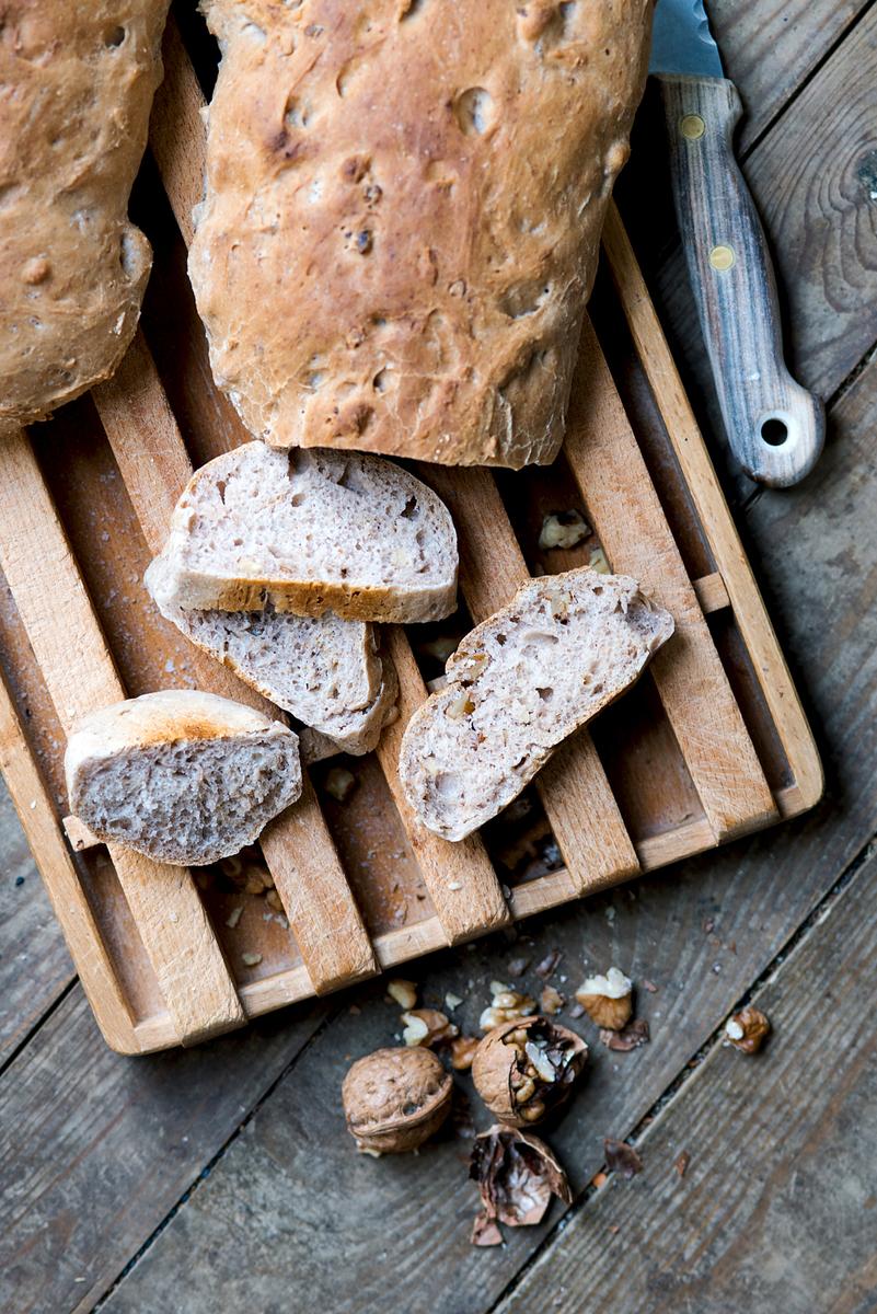 Rezeptbild: Rustikales Walnuss-Ciabatta mit Vollkorn-Dinkelmehl