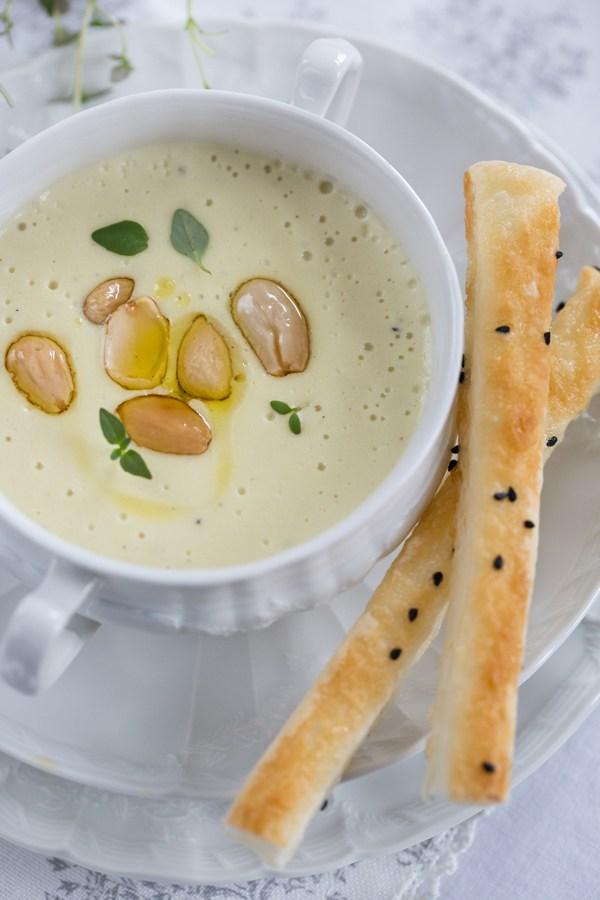 Rezeptbild: Mandel-Kartoffel-Suppe mit Honigstangen und Orangenöl